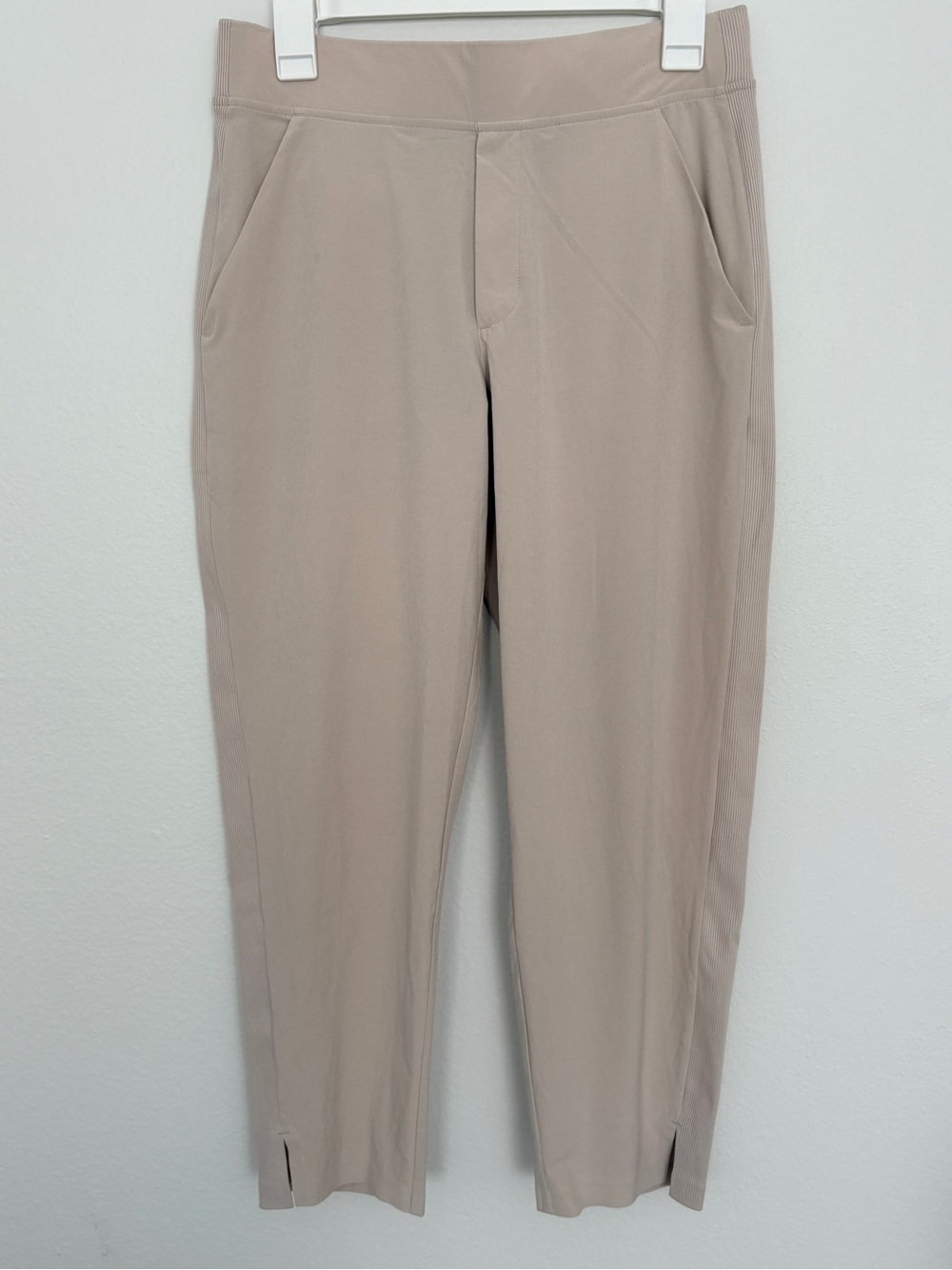 ATHLETA Brooklyn Ankle Athletic Stretch Casual Pants in Light Taupe